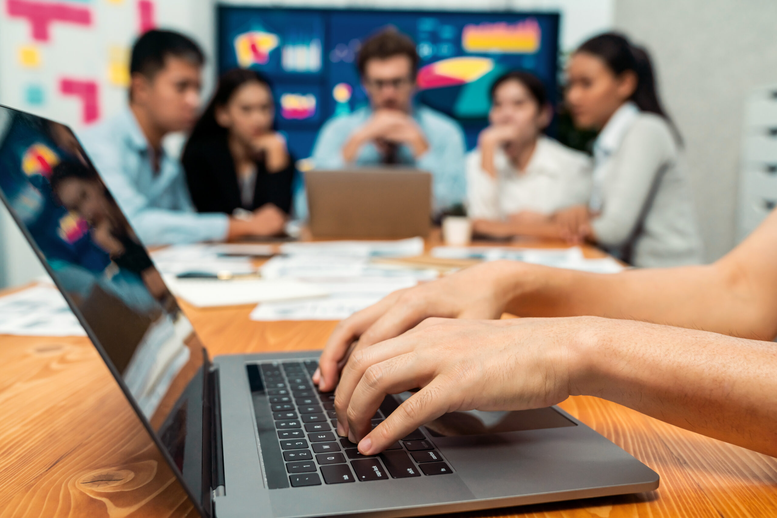Dirigeant de TPE des Hauts-de-France participant à une formation pour utiliser les réseaux sociaux et développer son activité commerciale en ligne
