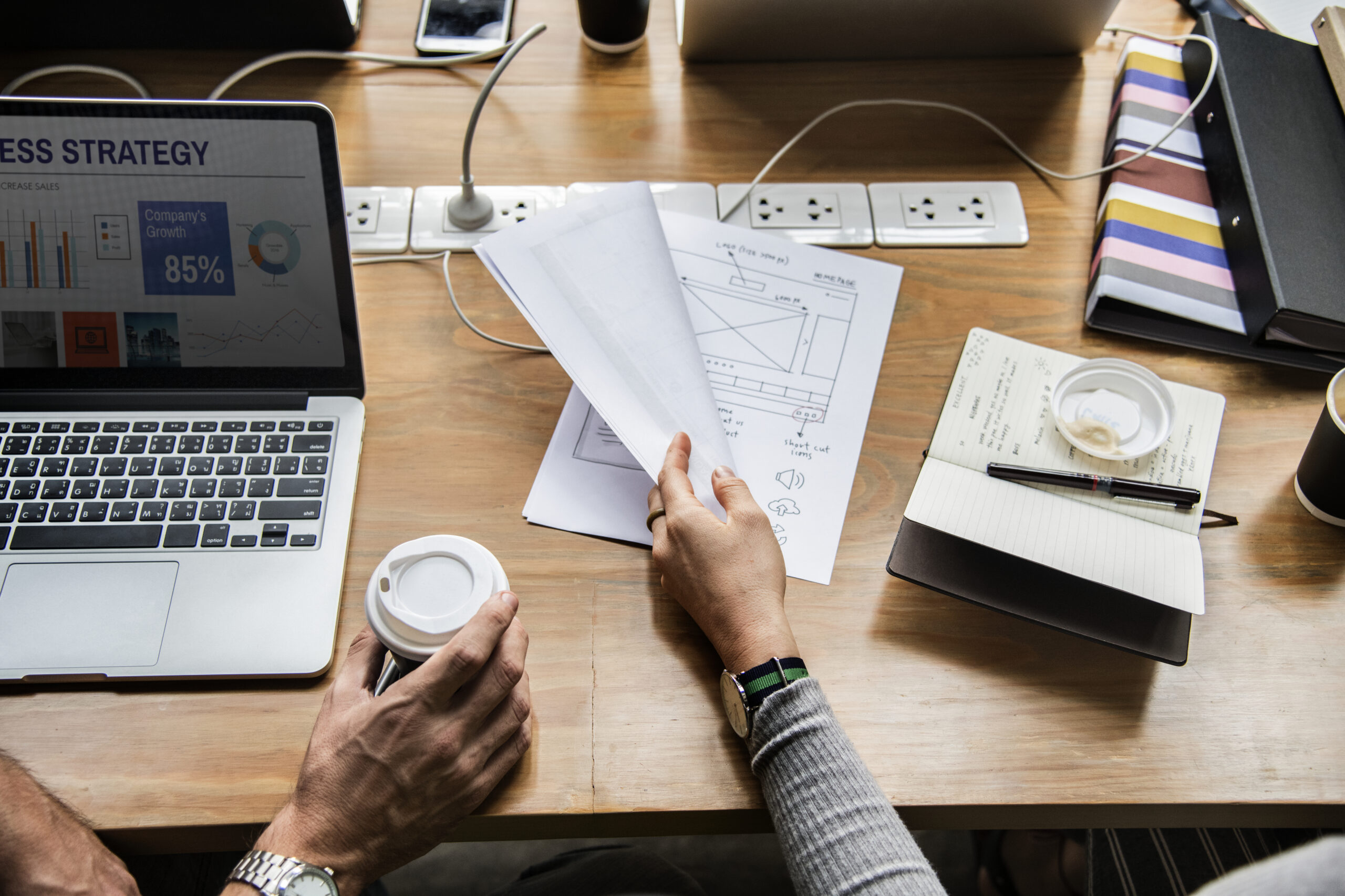 Formateur spécialisé en business Nord Synergie certifié Qualiopi accompagnant un micro-entrepreneur dans la construction de sa stratégie de développement commercial lors d'une session de formation