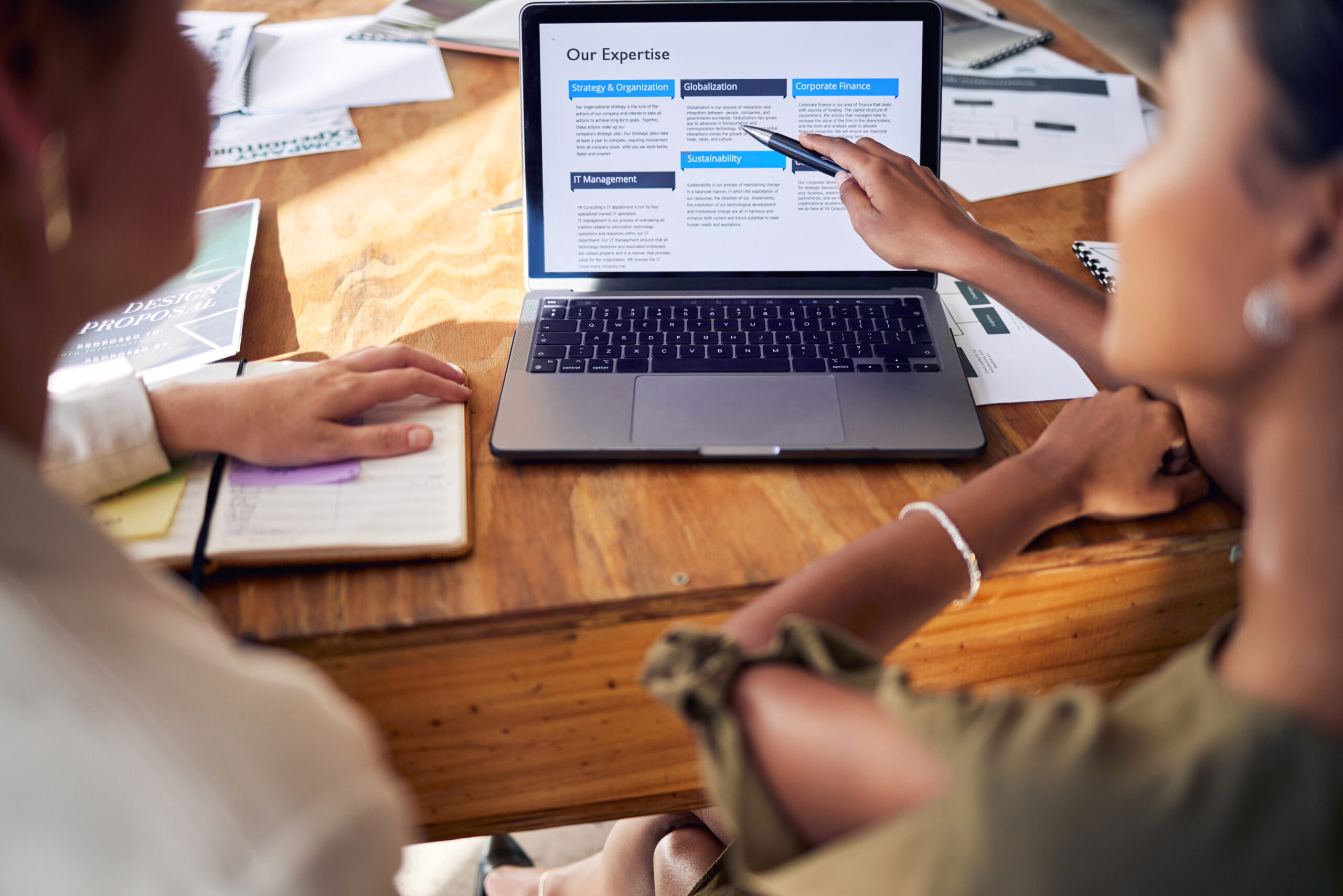 Équipe commerciale d'une PME des Hauts-de-France participant à une formation prospection LinkedIn pour développer son activité commerciale BtoB et générer des leads qualifiés