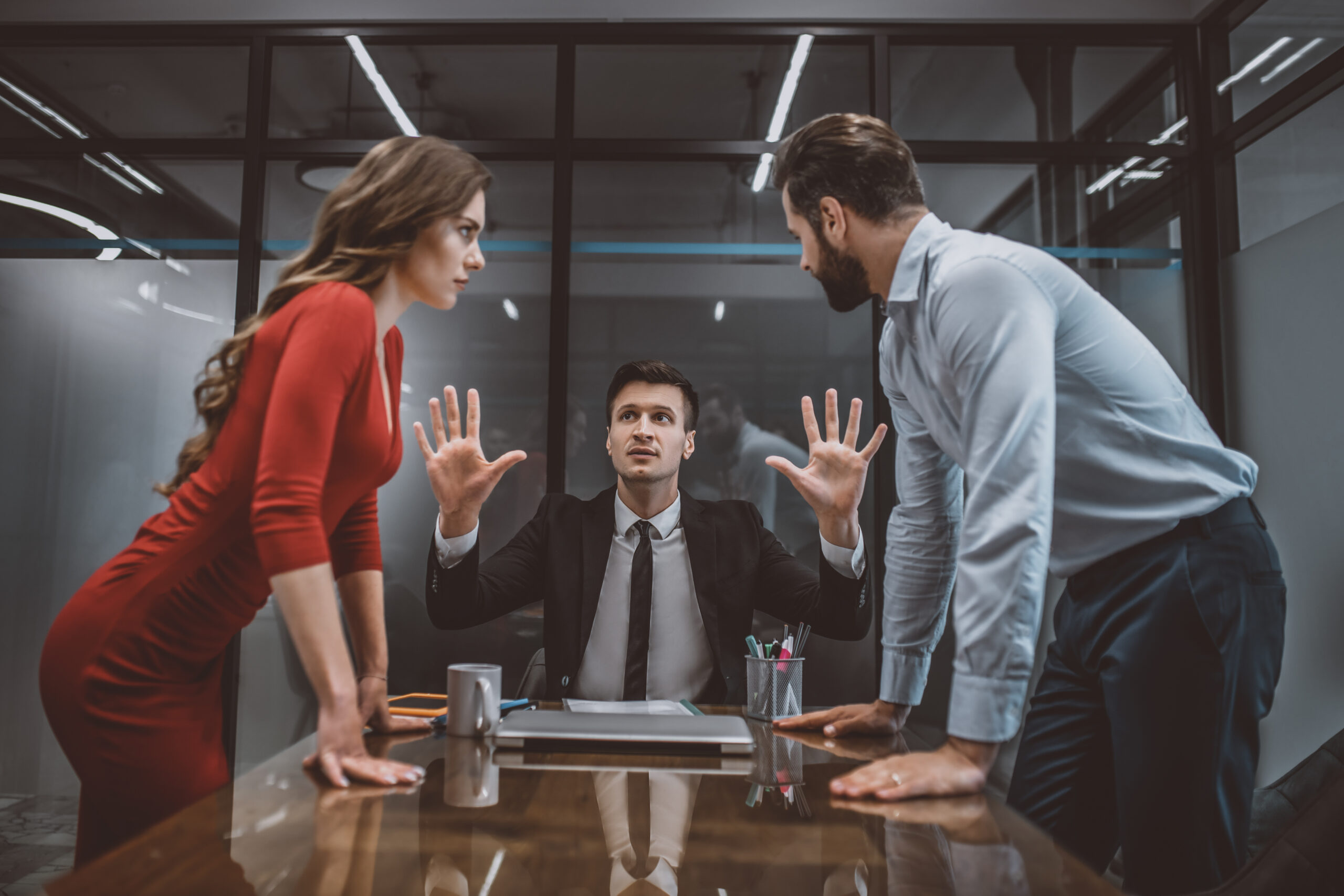 Collaborateurs en formation gestion des conflits participant à un jeu de rôle de résolution de tension lors d'un atelier pratique en intra-entreprise en Hauts-de-France