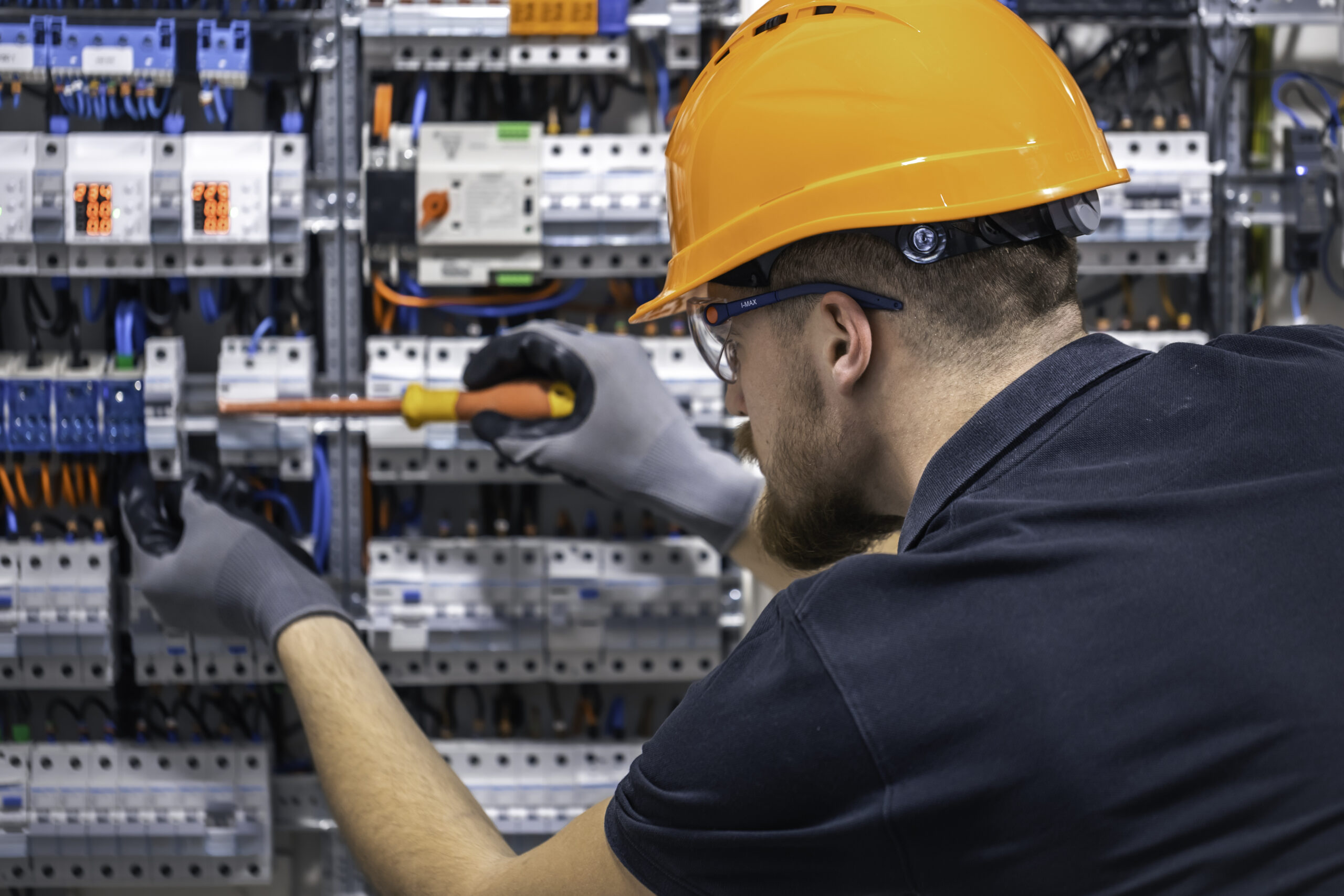 Formateur Nord Synergie certifié Qualiopi spécialisé en électricité animant un examen pratique d'habilitation électrique avec un groupe de techniciens électriciens en Hauts-de-France