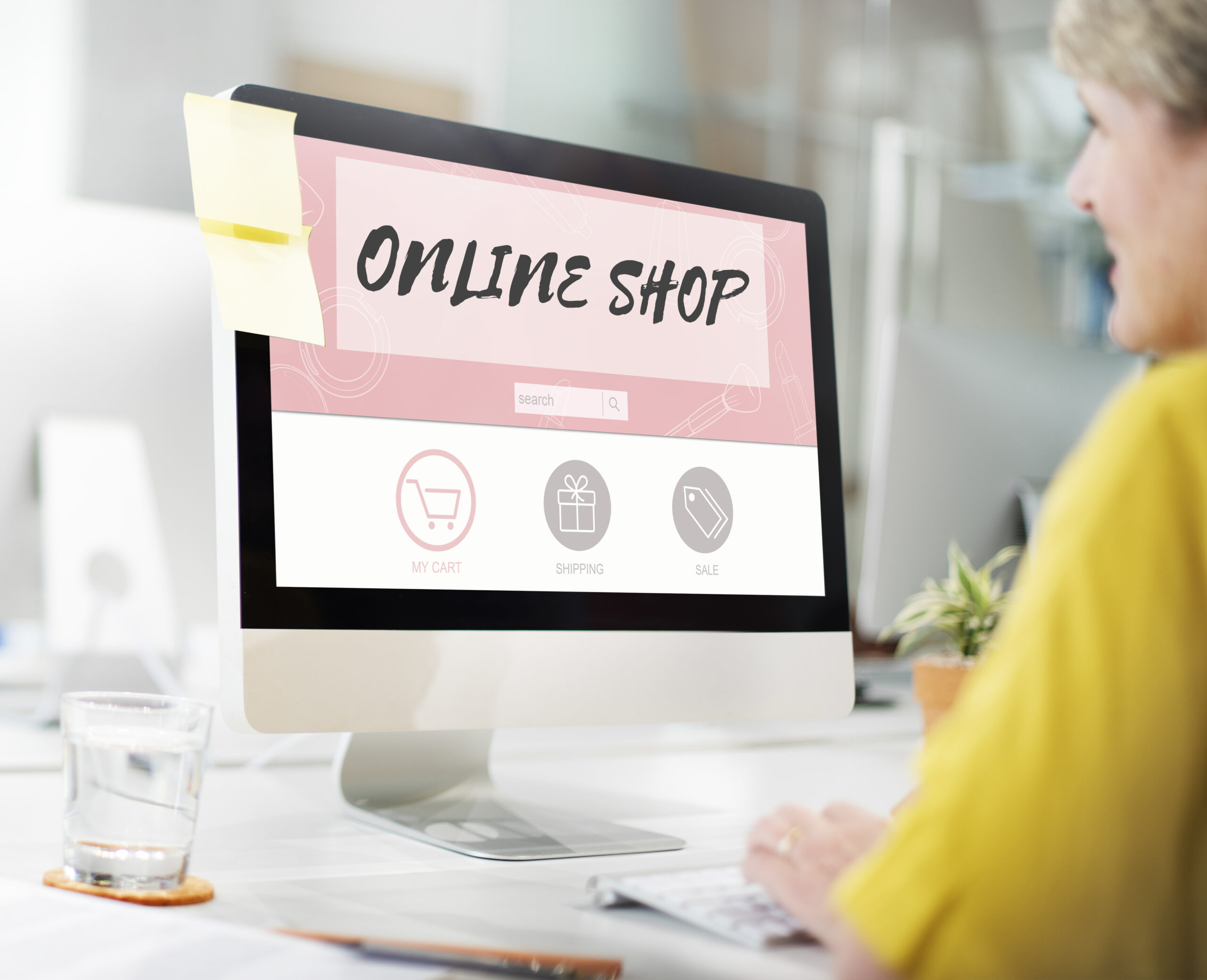Formateur Nord Synergie certifié Qualiopi spécialisé en digital animant un atelier pratique de création de boutique en ligne PrestaShop avec un groupe de collaborateurs en Hauts-de-France