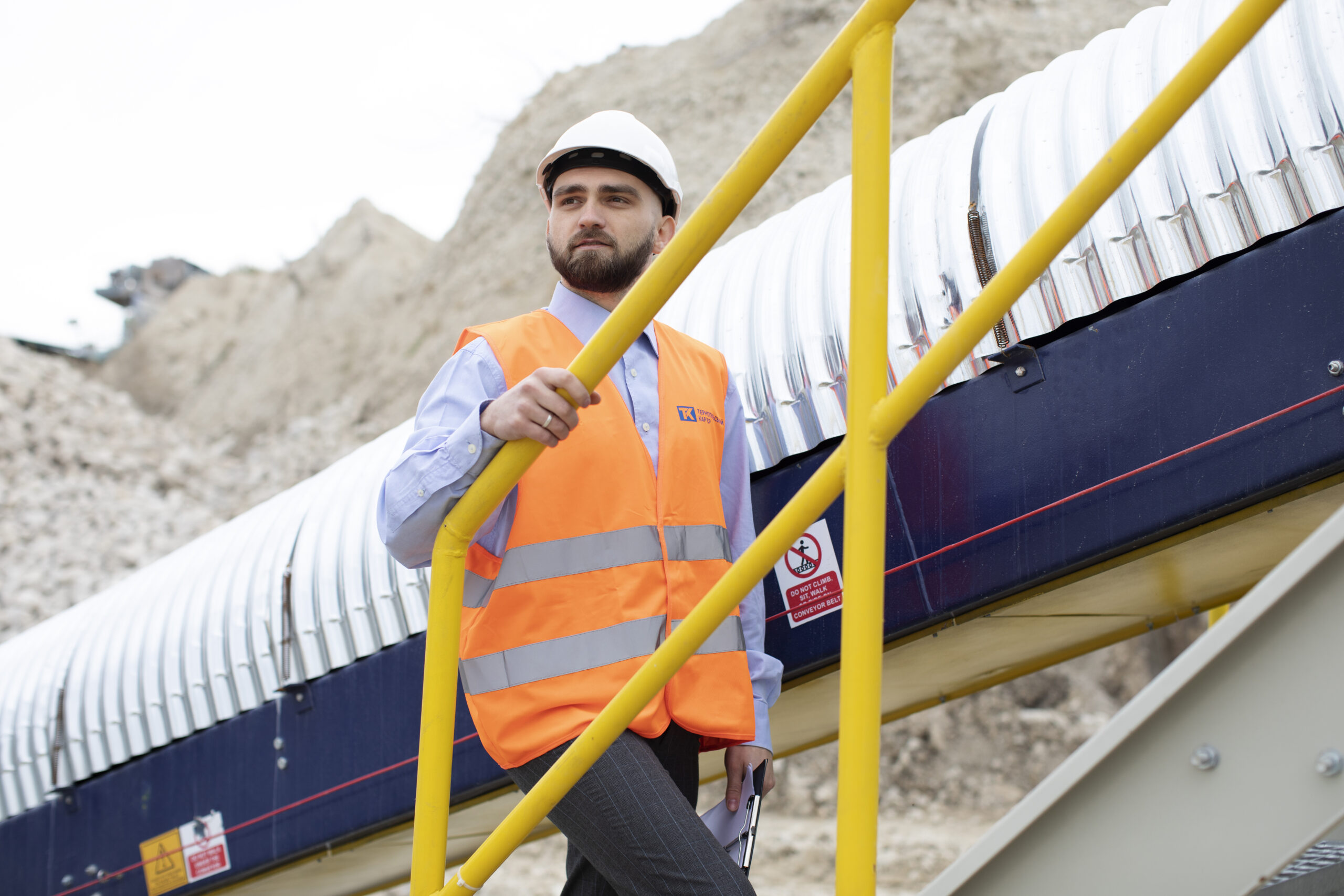 Intervenant en formation AIPR vérifiant un plan de récolement avant ouverture de chantier à proximité des réseaux enterrés en Hauts-de-France