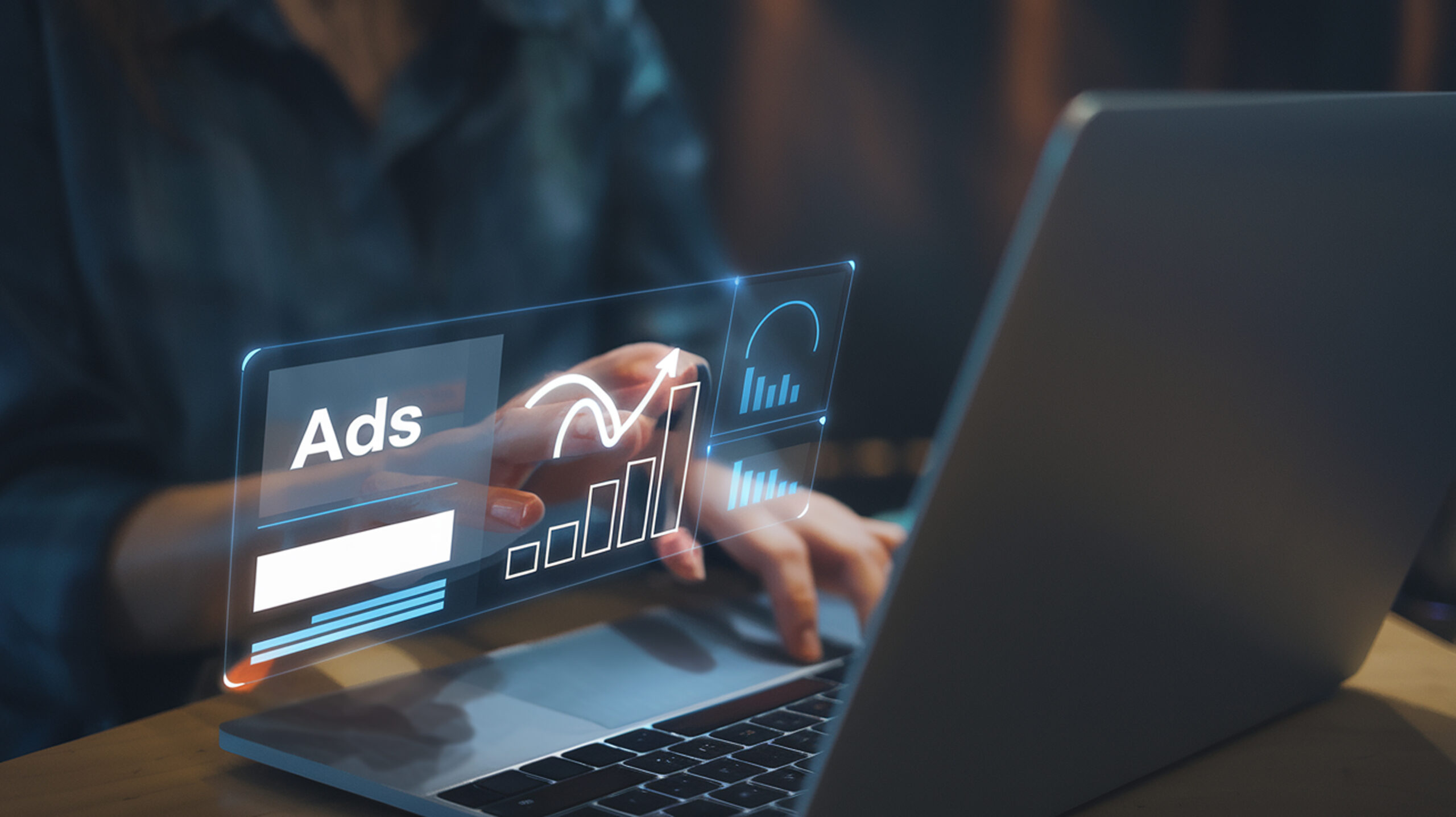 Formateur Nord Synergie certifié Qualiopi spécialisé en digital animant un atelier pratique de création de campagnes Meta Ads avec un groupe de responsables marketing en Hauts-de-France