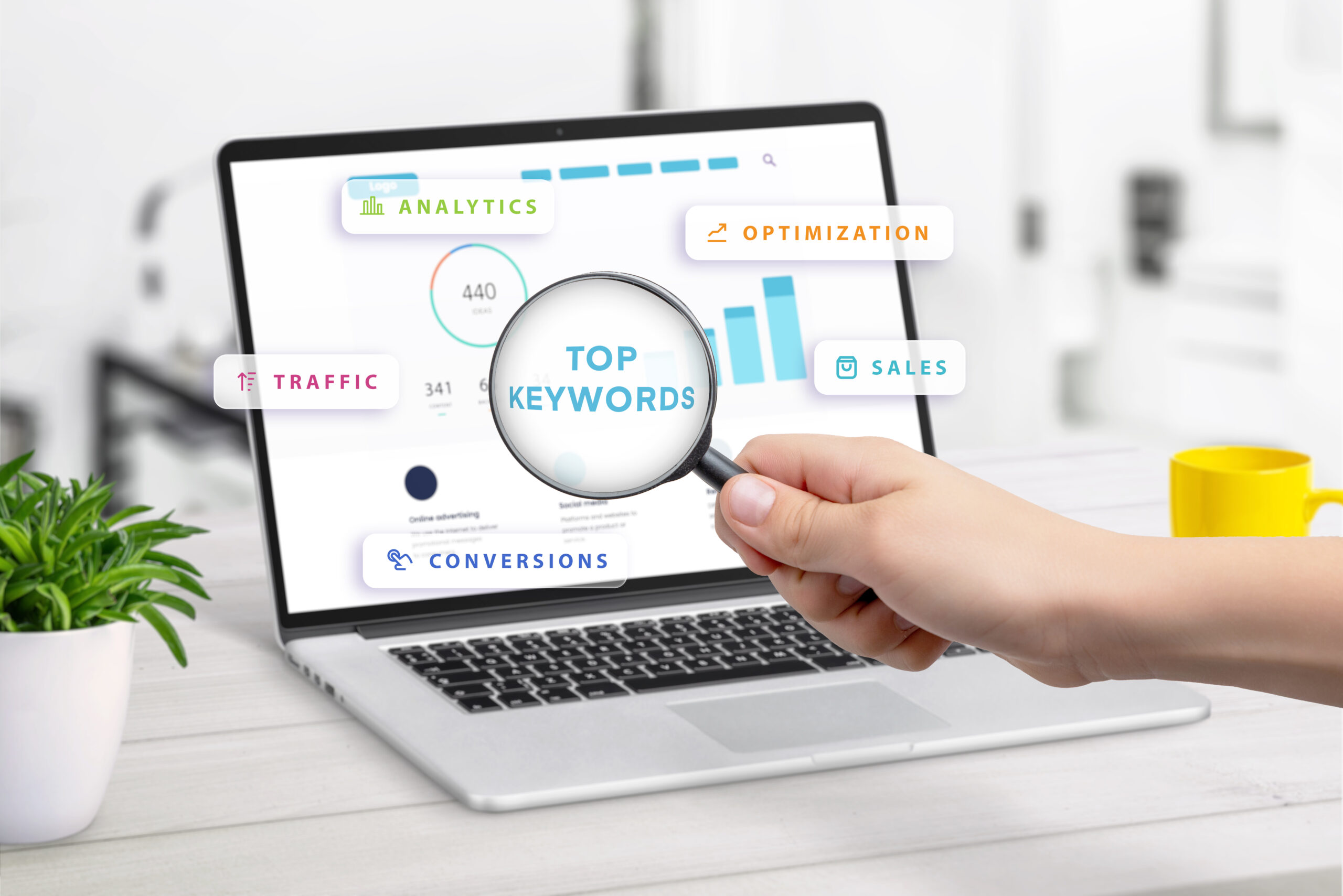 Formateur Nord Synergie certifié Qualiopi spécialisé en digital animant un atelier pratique de recherche de mots-clés et d'optimisation SEO avec un groupe de collaborateurs en Hauts-de-France