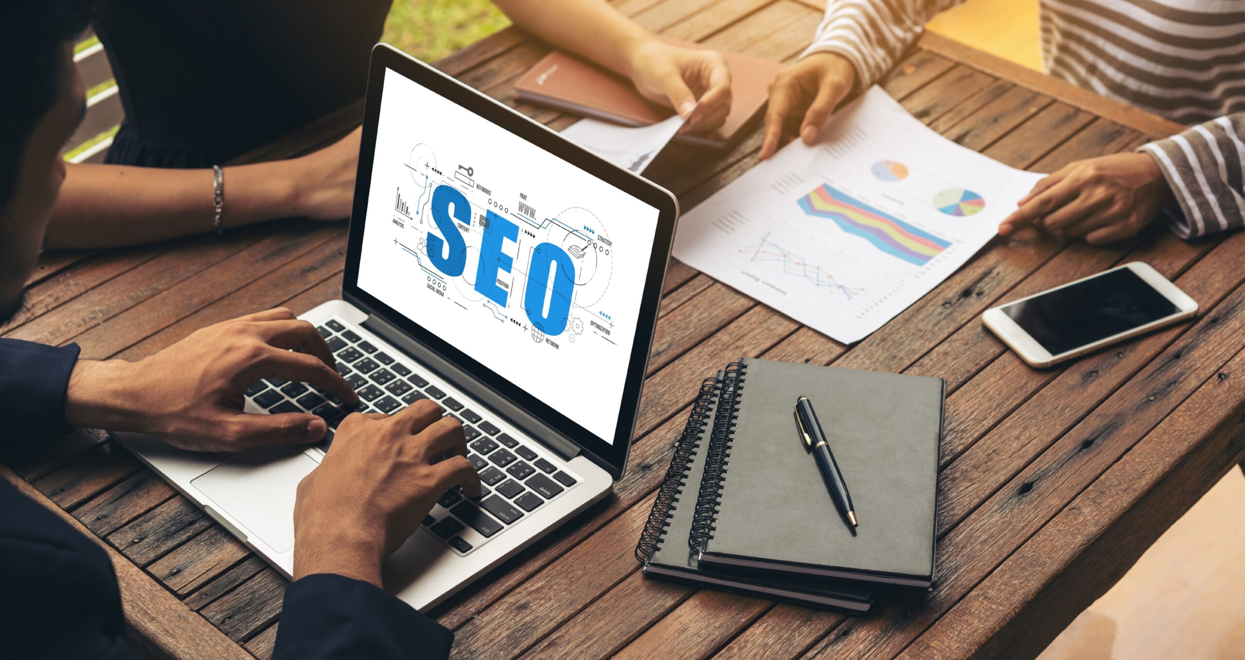 Collaborateur en formation SEO analysant les performances de référencement naturel de son site internet lors d'un atelier pratique en intra-entreprise en Hauts-de-France