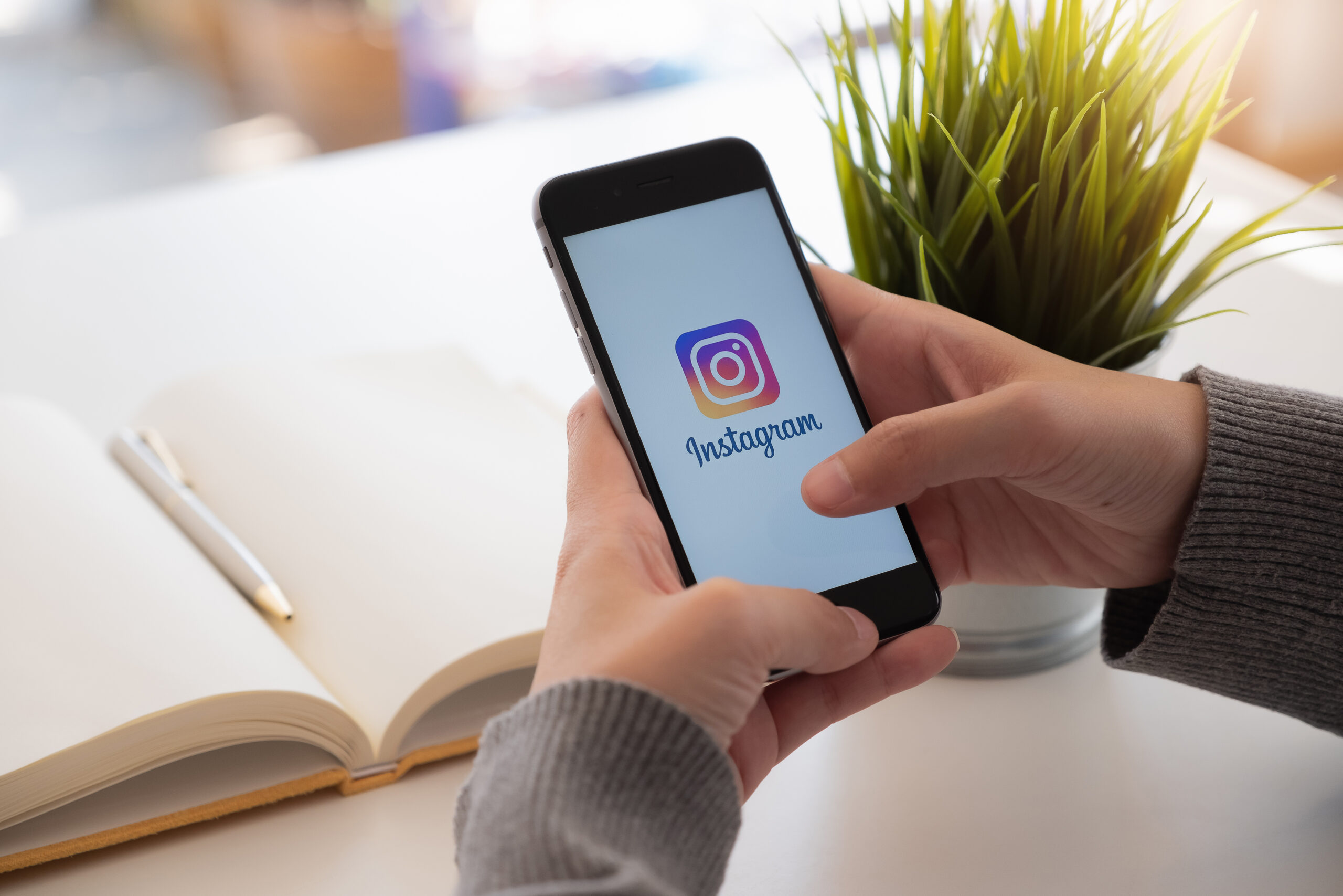 Formateur Nord Synergie certifié Qualiopi spécialisé en réseaux sociaux animant un atelier pratique de création de contenus Instagram avec un groupe de collaborateurs en Hauts-de-France