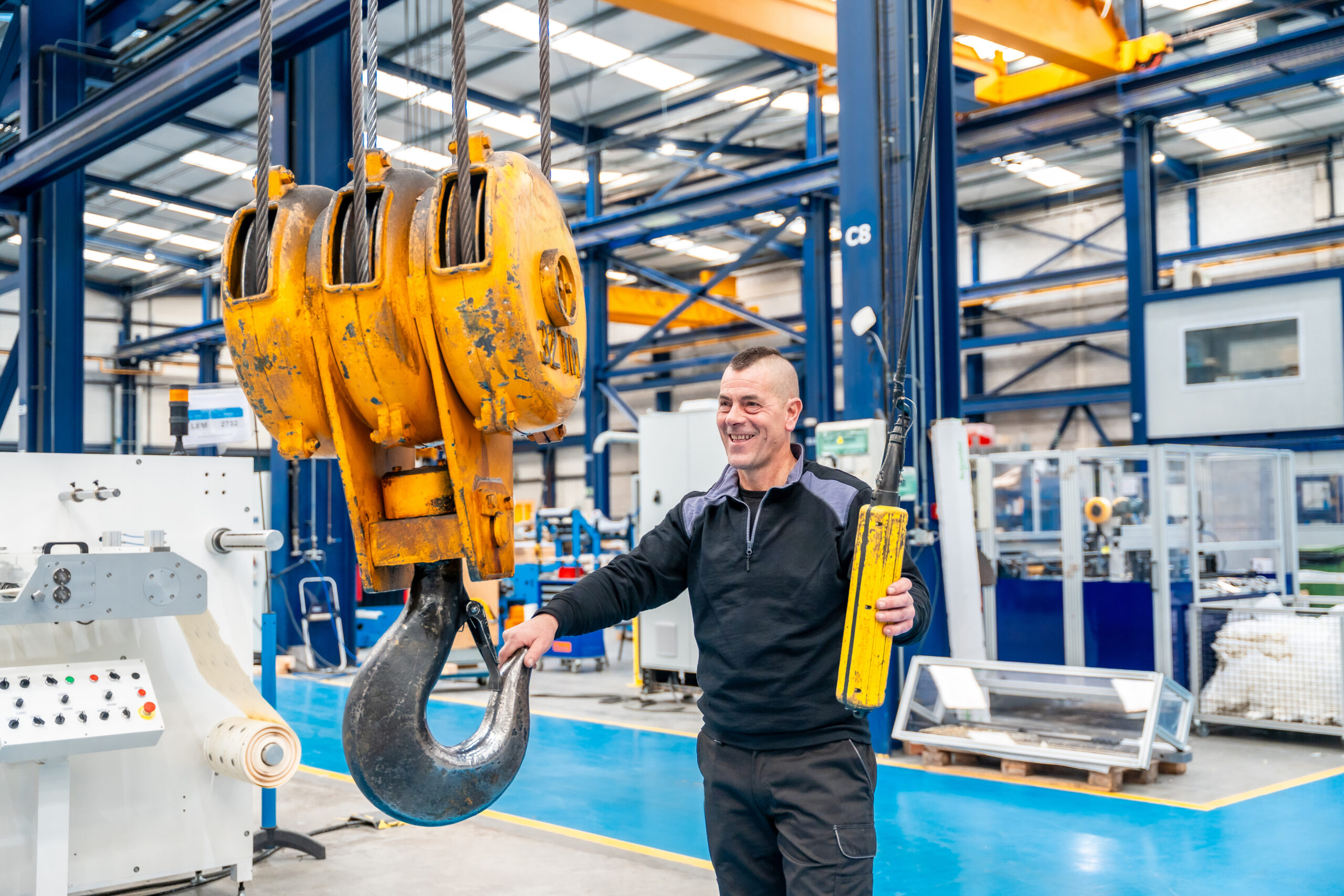 Formateur Nord Synergie certifié Qualiopi spécialisé en levage animant un exercice pratique de conduite de pont roulant R484 avec un groupe d'opérateurs en Hauts-de-France