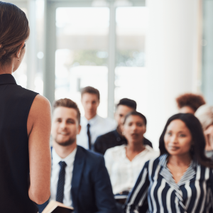 Organisme de formation Nord Synergie – Photo d'une salle de formation moderne dans les Hauts-de-France, avec un formateur dynamique animant des professionnels concentrés sur des supports numériques.