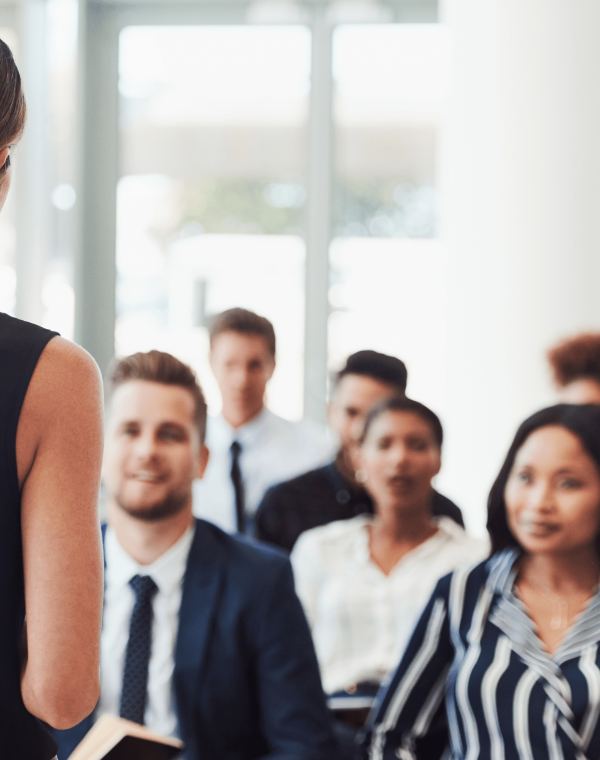 Organisme de formation Nord Synergie – Photo d'une salle de formation moderne dans les Hauts-de-France, avec un formateur dynamique animant des professionnels concentrés sur des supports numériques.